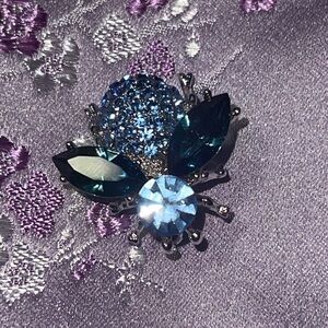 Blue Bee Broach Pin 🐝